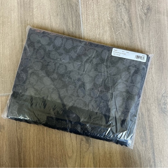 Coach Signature Scarf - Picture 3 of 7